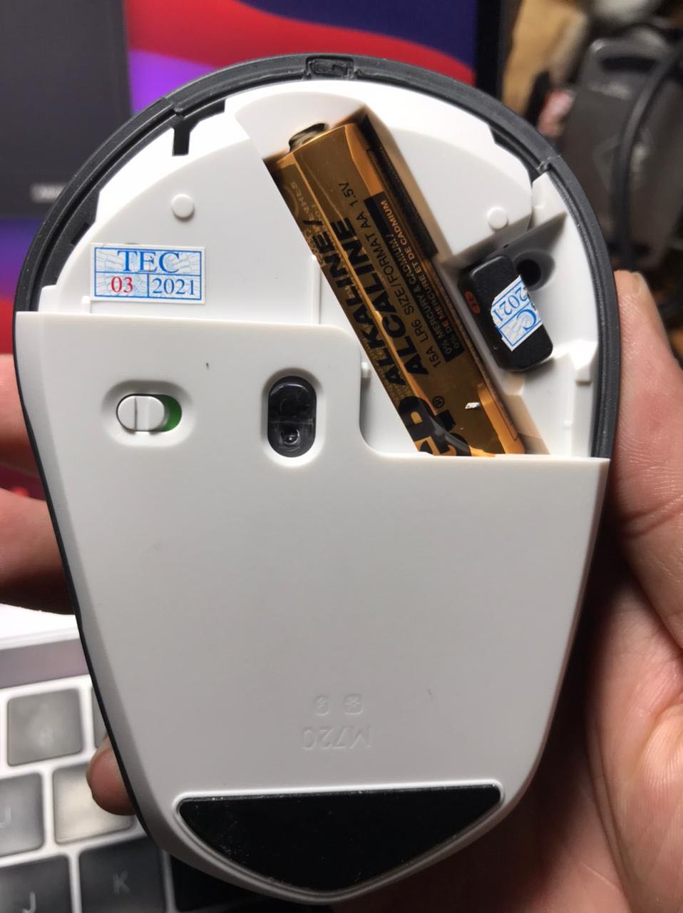 Hàng mua bị trầy xước bên trong, ngoài ra còn bị lỗi bluetooth không kết nối được. Đề nghị Tiki thu hồi hàng kém chất lượng và có chính sách khắt khe hơn