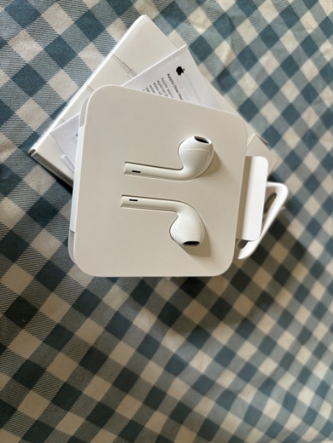 Nghe như EarPods xưa giờ thôi, đầu type C hơi to so với đầu 3.5mm của bản gốc. 
Chưa thử với Windows, máy Samsung thì dùng dc, hỗ trợ mấy phím bấm nghe gọi, chuyển nhạc đồ luôn, máy Android khác chắc cũng dùng dc đó.