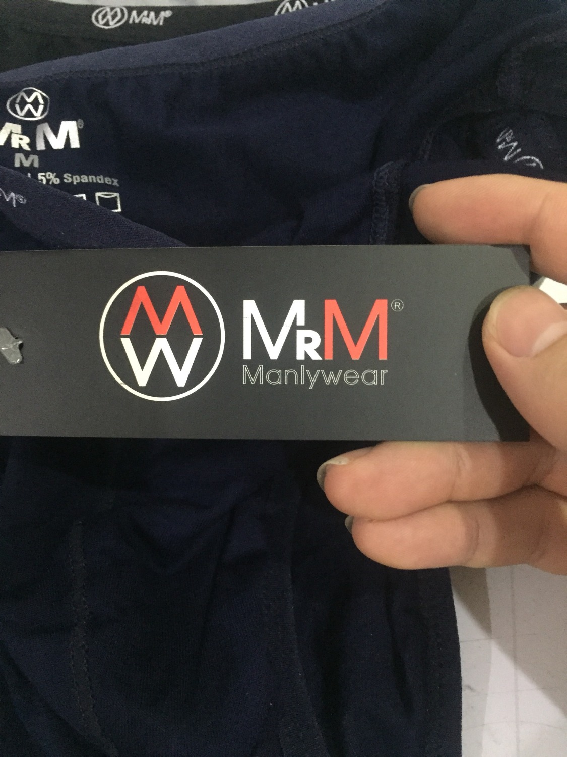 Đóng gói đẹp, 3 chiếc quần đựng trong hộp đẹp,có logo thương hiệu của hãng, rất chuyên nghiệp
- Giao nhanh, size đúng size M mình đặt.Mô tả sp Bamboo mềm mát, sờ thử chất vải thì mềm mát thật, nhưng hơi mỏng, ko biết mặc có bền không, cơ bản so với giá tiền thì rất phù hợp rồi.
- Cạp chun nhỏ, co zản tốt nên mặc cảm giác rất thoải mái dễ chịu, không bị hằn mông.
- Hàng giao nhanh hơn 1 ngày so với dự kiến, đôi khi làm mình hơi bị động trong việc nhận hàng, may có người quen ở nhà nhận cho.
Để mặc 1 thời gian, giặt đi xem có bị giãn hay nhăn ko, rồi đánh giá tiếp. 
Sp chính hãng chất lượng tốt thì sẽ ủng hộ tiếp.