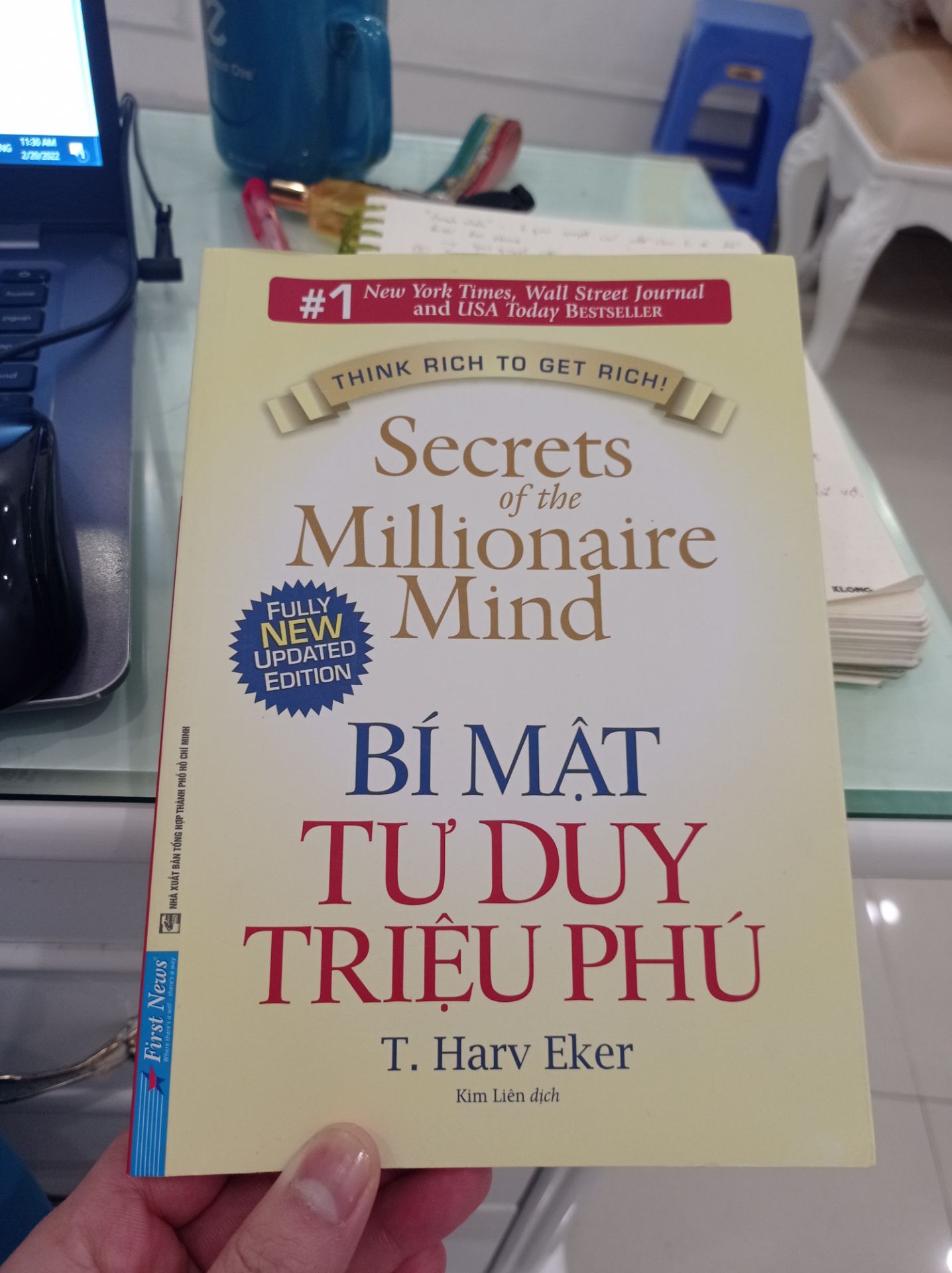 mình đã được giới thiệu quyển sách này từ lâu, nhưng giờ mới có động lực mua để đọc. tiki ship hàng nhanh, sách sịn. nội dung thì không làm mình thất vọng, những tư duy và hành động rất khác biệt của người giàu và người nghèo. 
tôi đã áp dụng được 1 vài bài học về các quy tắc thịnh vượng trong cuốn sách. 
à sách còn có bookmark nhé anh em. 
mua nhanh, đọc nhanh để thay đổi tư duy và hành động nào anh em ơi.