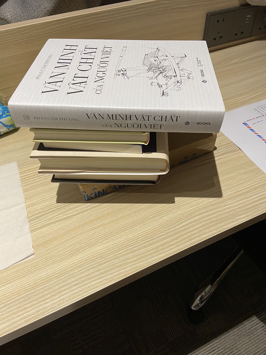 Sách được giao tới tay khách hàng mới đẹp nguyên seal, màng nylon… giá mua đúng đợt sale lớn nên rẻ hơn tiki… 

Ngẫm nghĩ riêng chung thì mỗi gia đình Việt người nước Nam nên có 1 quyển sách này trong nhà để lưu lại chút hồn xưa nét cũ, dấu ấn dần dần phai nhạt… một phần vật chất văn hoá đã xa đã xưa trên từng trang ký ức được ghi chép, vẽ lại chi tiết dù không được tỉ mỉ cho lắm… nội dung sách quá lớn, tác giả chỉ vắn tắt được ít lời nơi cửa khẩu của văn minh chứ thật tình chưa vào sâu được biên giới vật chất người Việt… 

Ai ơi lưu giữ sách này,
Để rồi còn có chút say tỉnh đời…
Văn minh vật chất chơi vơi,
Cuốn theo cơn bão tơi bời thời gian…
Có còn sót lại nồng nàn,
Miên man nỗi nhớ nát tan cõi lòng…

Lưu Trọng Nghĩa