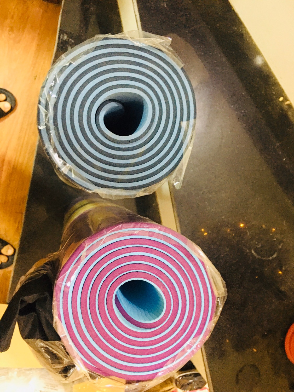 *Giao hàng siêu siêu nhanh, vượt cả lịch dự kiến, nên nhận hàng ko bị quên haha!nhiều lần đặt xong, giao chậm quá chả nhớ là đặt gì?!!
*chất liệu 2 lớp nên dày và đàn hồi, không bị lõm như các loại ngoài thị trường
- Mình mua thử dùng ok, mua cho bạn gái mình 1 cái màu xanh nữa. đều không bị sẹp, ko bị lún. So với thảm ko có thương hiệu thì tốt hơn hẳn, thảm ko thương hiệu thấy lún lắm, dẫm chân lâu 1 chỗ là không đàn hồi lại bình thường được
- Có nhiều màu sắc chọn lựa, mình thì chọn màu này vì thích màu này và nó sạch sẽ