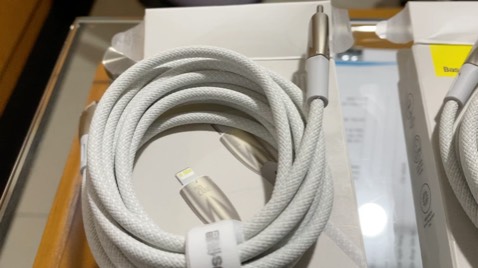 Đây không phải lần đầu xài Baseus. Giá tiền, hiệu năng đi đôi với chất lượng, Baseus chưa bao giờ làm tôi thất vọng. Cáp sạc độ hoàn mỹ 10 điểm.