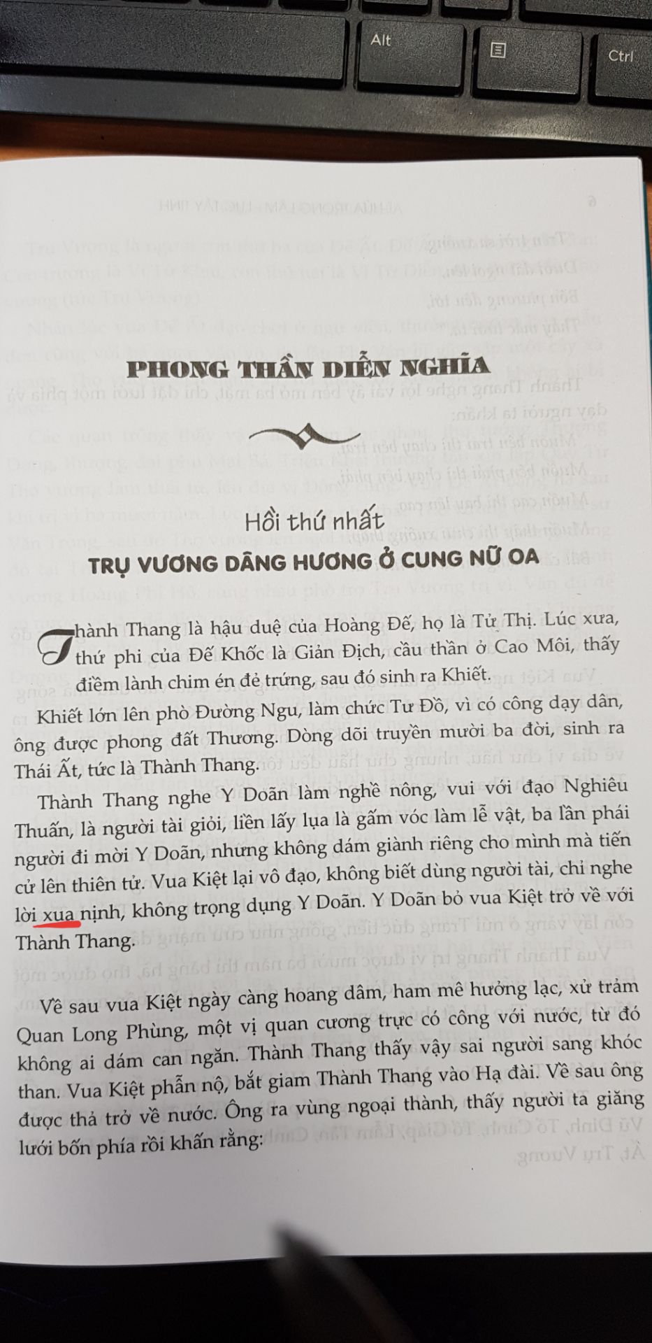 Mới đọc thử chương đầu mà thấy văn dịch ko hay, lỗi chính tả rất rất nhiều (Tiki cho gởi có 5 hình chứ 1 chương đầu mà hết hơn một nửa số trang có lỗi chính tả) Trình bày thì như canh chỉnh cho có để đem đi in, in sát rạt lề giấy, nhìn ko thuận mắt chút nào. Một ấn phẩm khá cẩu thả nên mua lúc giảm 70% tưởng rẻ mà cũng bình thường :))