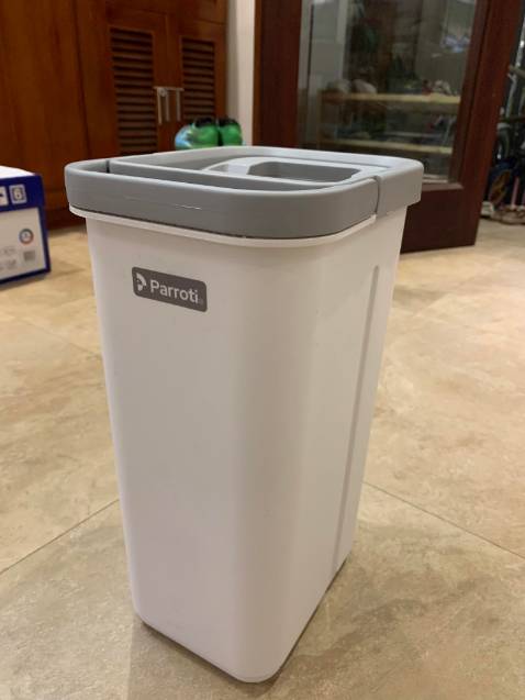 Thùng vắt trông xinh xắn, nhựa đẹp ra phết. Rẻ lau dầy hơn các loại khác mình mua, nên khá ăn được bẩn, bụi, bác nào ấn được gậy càng mạnh nhà càng sạch. Như em cầm cây gậy lau nhà này vừa tầm tay, ấn vừa phải là cũng lau được nhà khá ổn rồi.