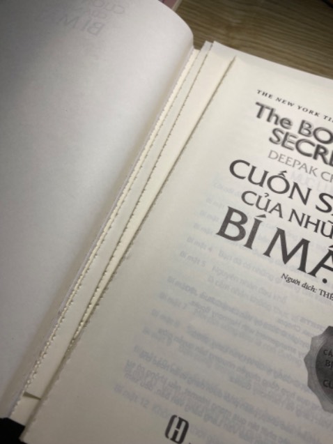 Mua sách của tiki cũng nhiều nhưng lần này nhận sách bị lỗi rồi ạ huhu, mình mới đọc được hai hôm, cũng nhẹ nhàng từ tốn lật sách lắm mà gáy sách lại bị bung ra như thế :((