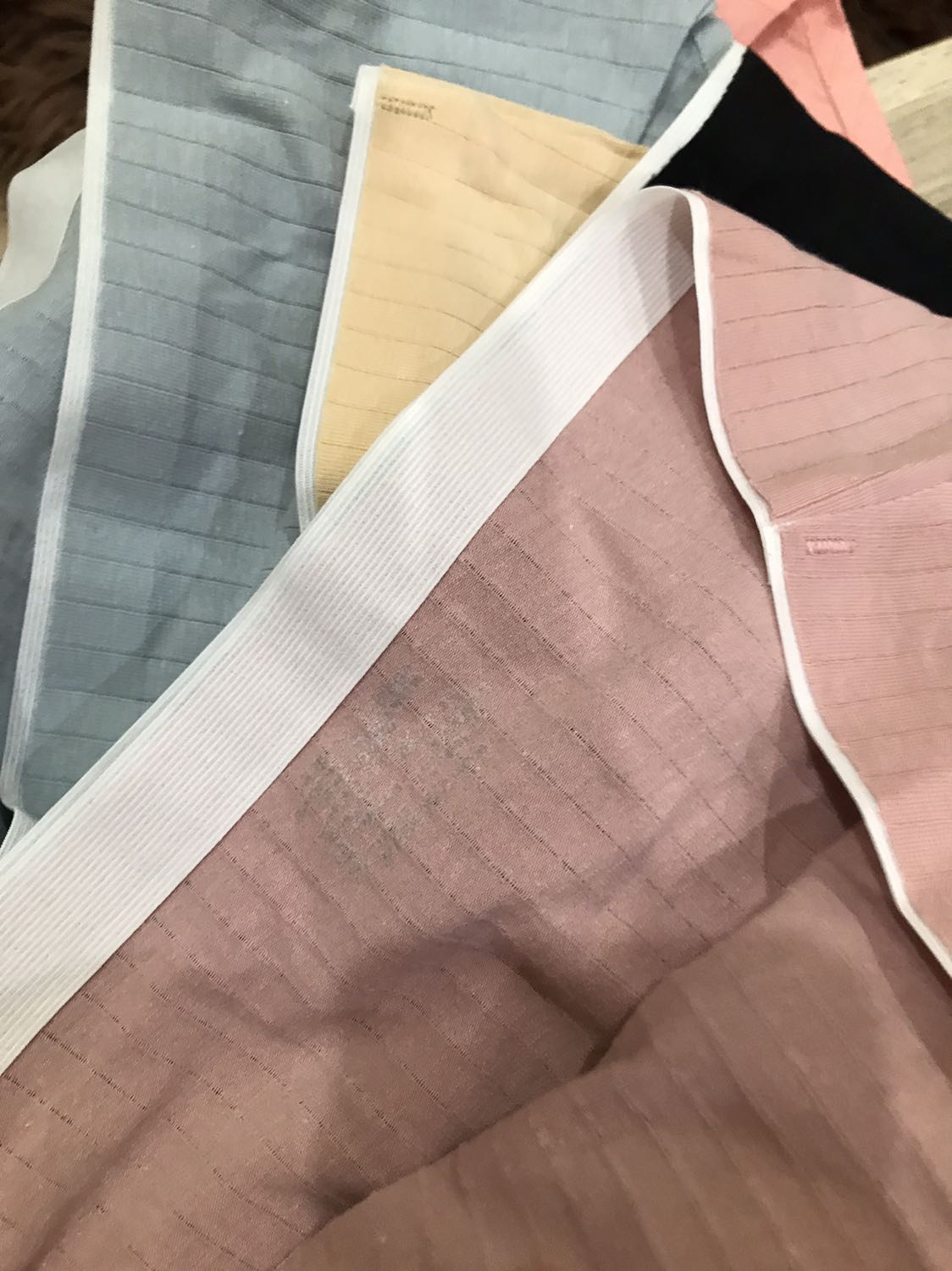 Shop giao kì v. Đã không đúng mẫu còn không đúng size. Trong khi chờ nhận hàng thì quá lâu?