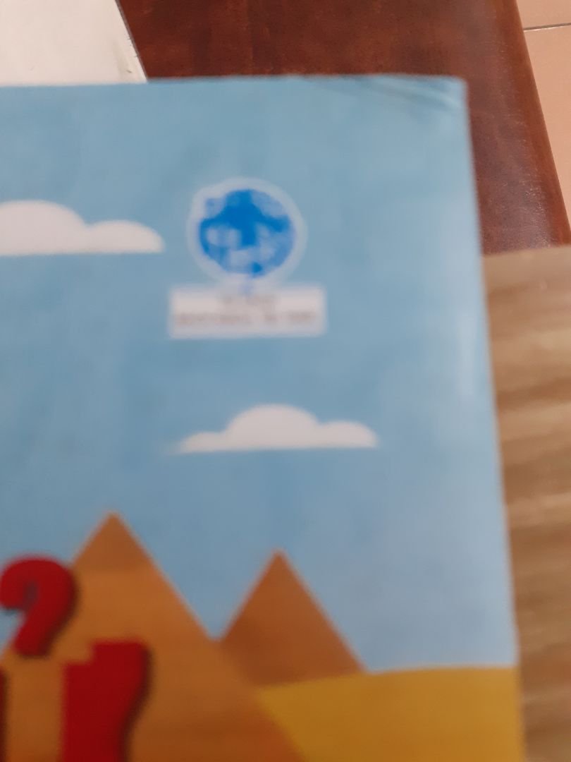 Bìa sách móp méo và bẩn trông như đã từng được sử dụng