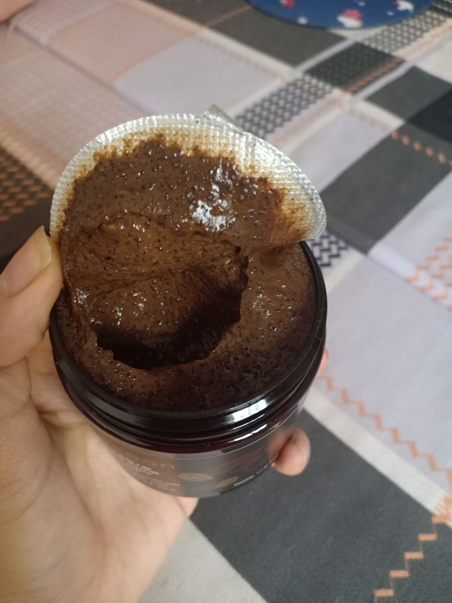 mình mua 2 hộp trên tiki rồi, 1 của Tiki Trading, 1 của LiDo shop. 
Về vận chuyển, bên LiDo shop hộp bẹp méo khá nhiều, nhg ko ảnh hưởng đến hộp hàng, ship nhanh. 
Về chất lượng sản phẩm, thì mùi cafe tự nhiên thơm lắm, lại thêm bơ cacao, cảm giác đang mở hộp kẹo ra ấy. sử dụng massage cơ thể rất thoải mái, tắm xong da mềm, thoang thoảng mùi cafe nè.