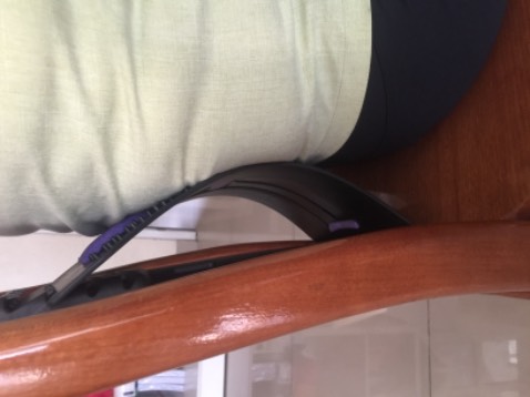 nhìn đơn giản, miếng mút xốp hơi ngắn nhưng không sao, tự lấy keo dán vẫn được, các gai cứng vừa phải, lót nằm sàn hoặc tựa lưng đều ổn, tương đối thoải mái.