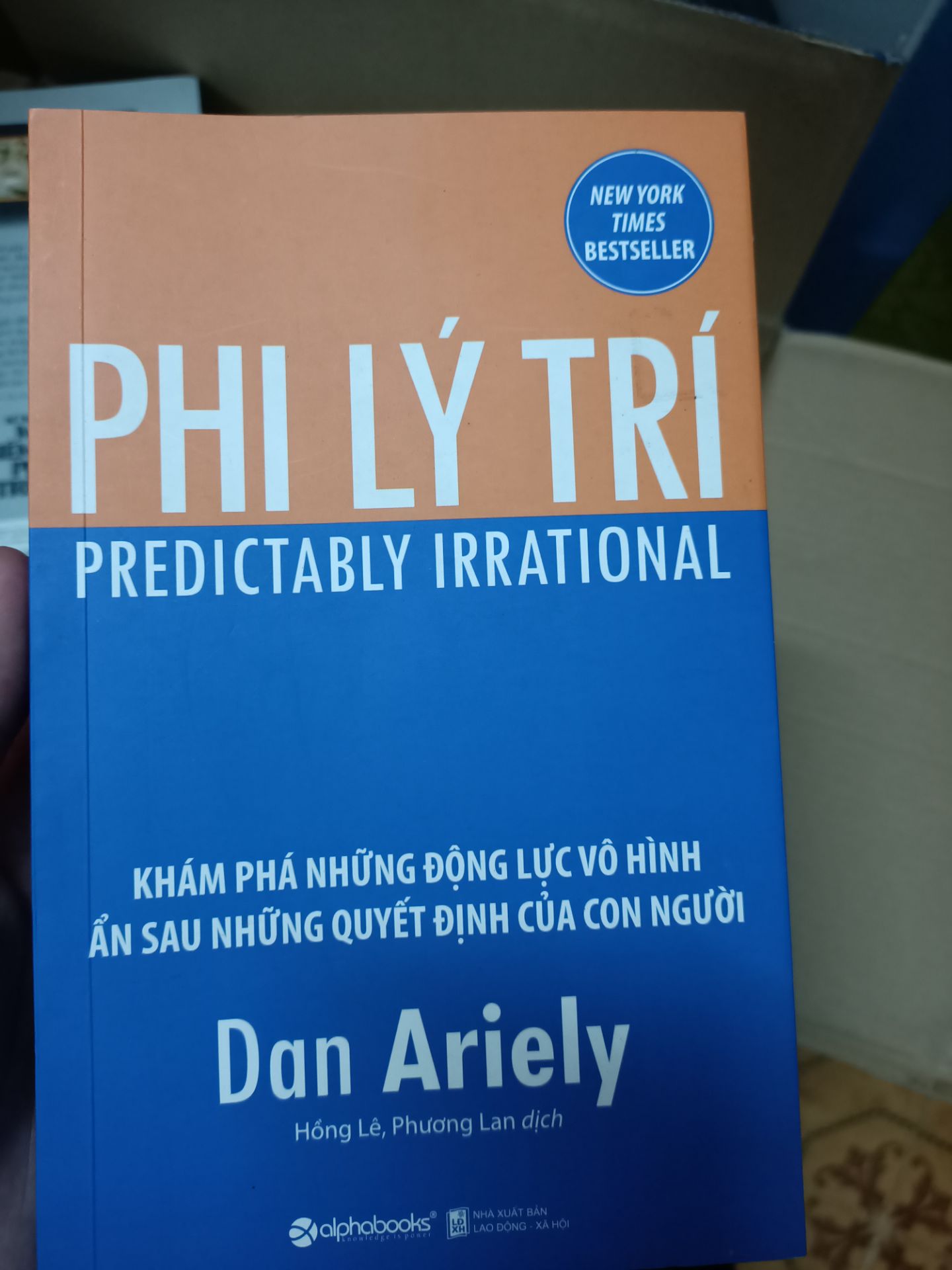 sách có vài bài học hay khá thú vị. khi đọc bạn nên dùng bút đánh dấu lại những đoạn, câu nói hay vì nó sẽ giúp bạn dễ nắm lại các ý chính, quan trọng cho các lần đọc sau. ko chỉ đọc về của tác giả, bạn nên tư duy ra những vd liên hệ cuộc sống cho bản thân.
thật sự thì sách này phù hợp cho những người nghiên cứu kinh tế, thị trường, khoa học,...hơn.
tiki giao hàng cẩn thận. sách nguyên vẹn, đẹp