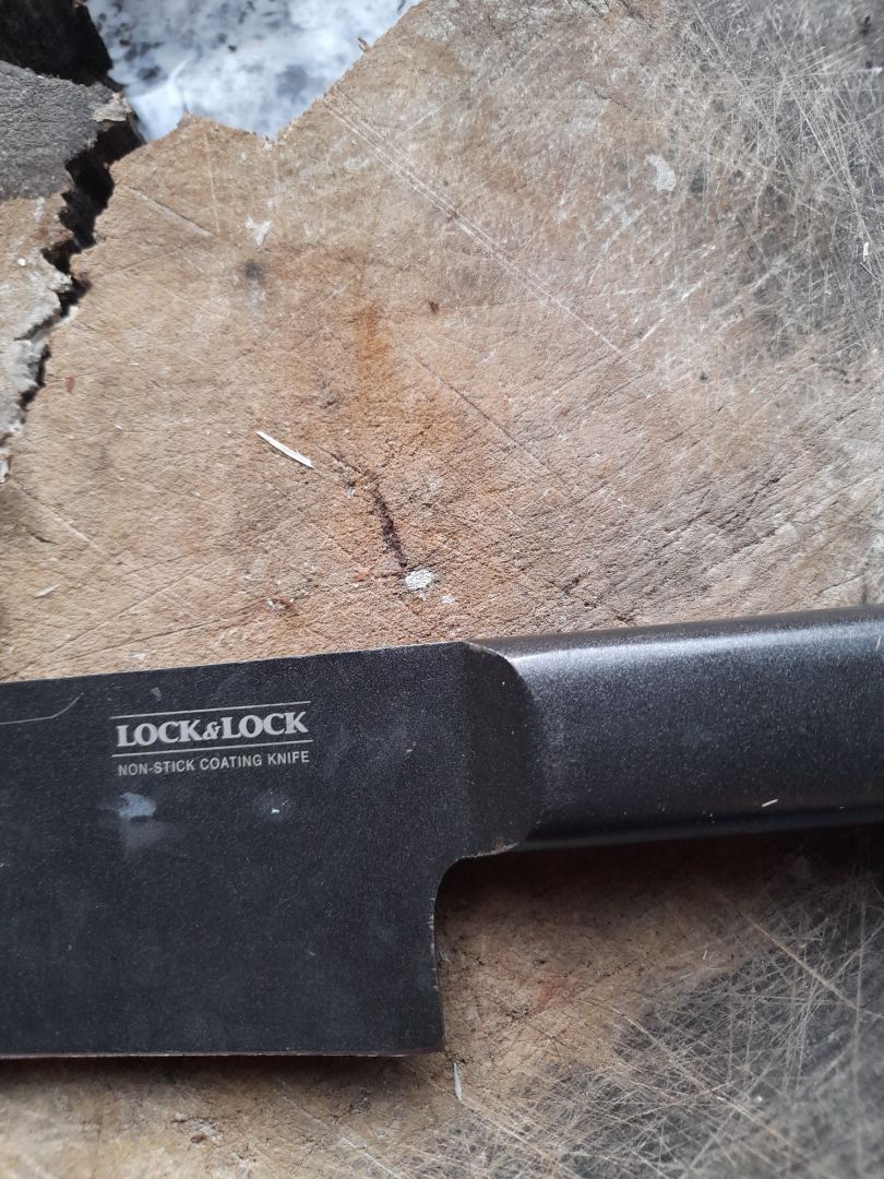 Dao mỏng, nhẹ, sắc nén, tuy nhiên mình không biết sau này có mài được không?