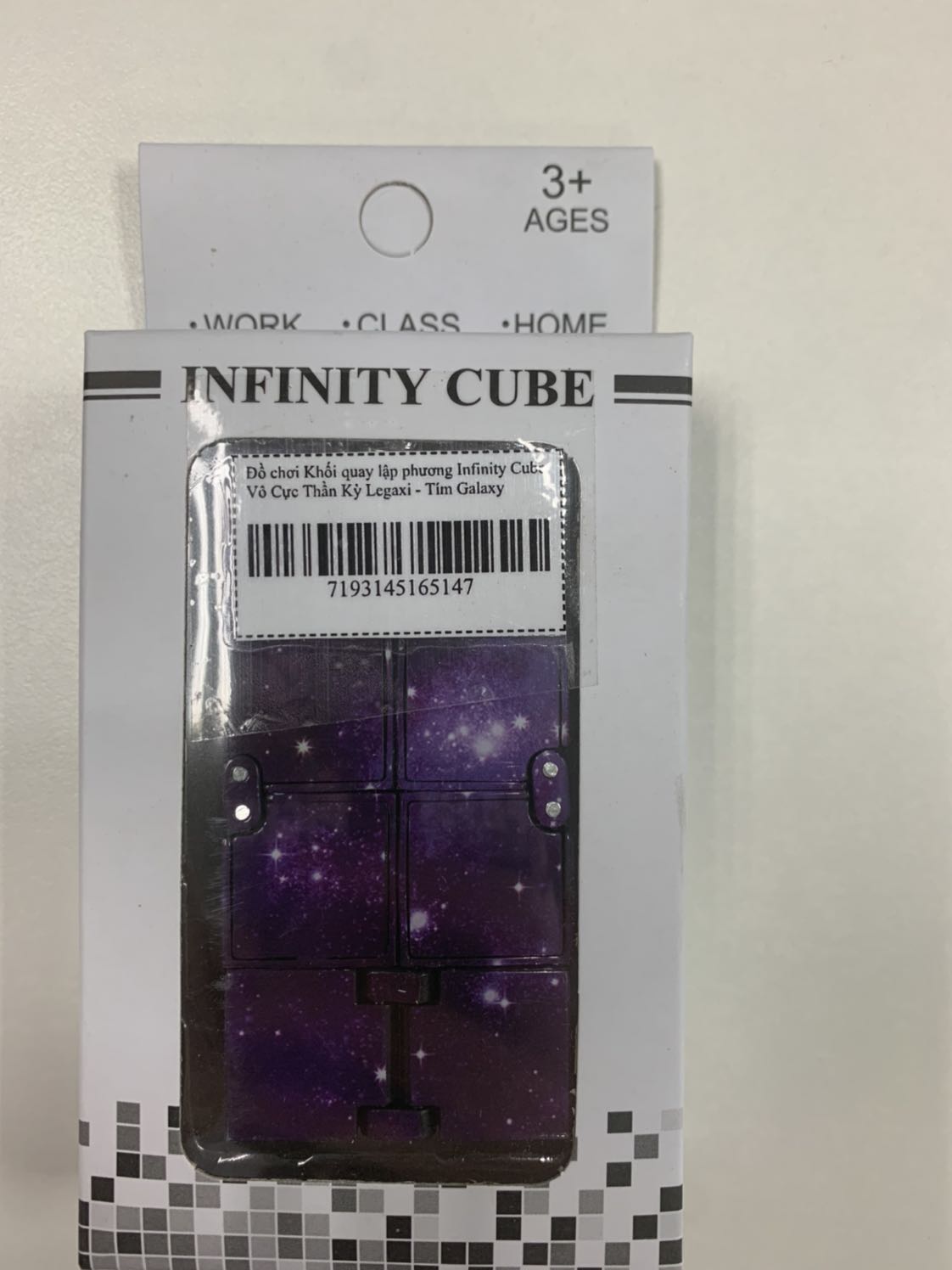 Sản phẩm đẹp, tuy nhiên lớp sơn dễ bong tróc khi cầm nhẹ, phù hợp trang trí bàn làm việc hơn là chơi