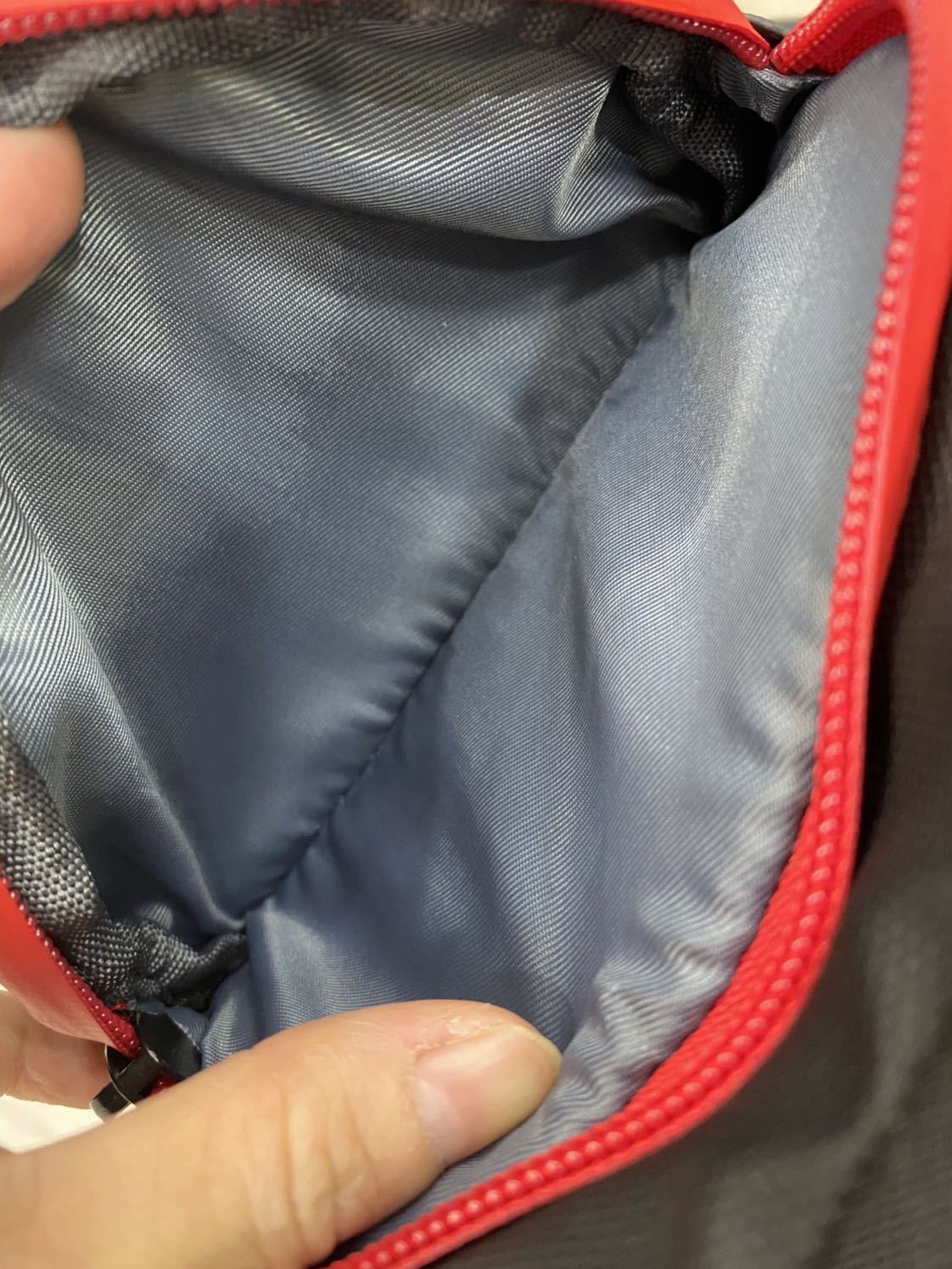 Sản phẩm quảng cáo chống thấp nước mà mới bị dính mưa có tí đã ngấm hết cả nước vào bên trong. Chất lượng rất k đáng so với giá tiền!!!! Đề nghị shop k quảng cáo lố !