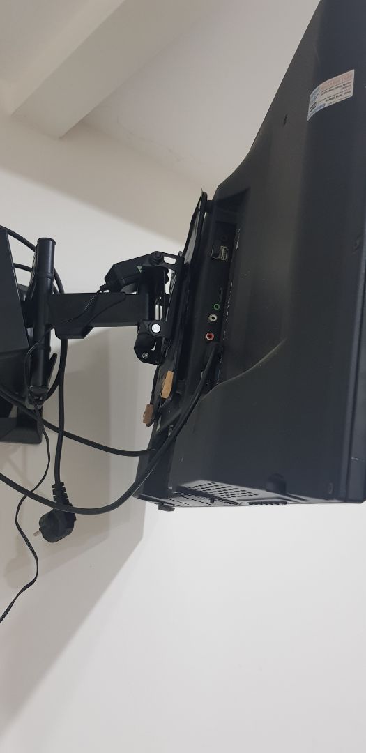 gọn gàng nhưng rất chắc chắn, dễ dàng điều chỉnh tivi đi mọi hướng mình mong muốn.....