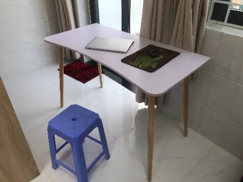 bàn được thiết kế hiện đại , trang nhã, dễ dàng tháo lắp để di chuyển. Kích thước 120 x 60 cm đủ để máy tính và phím di chuột thoải mái.  Độ bền thì để mình xài 1 thời gian mới đánh giá được. Nói chung là hài lòng với mức giá và chất lượng dịch vụ của tiki.