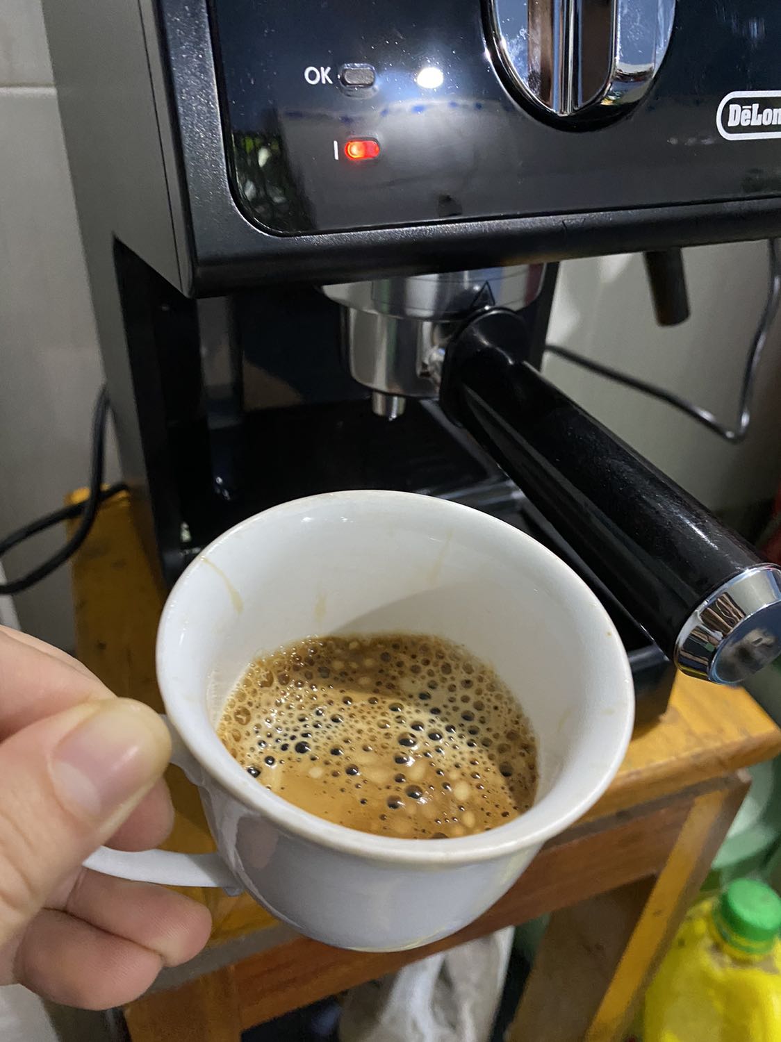 Tiki giao hàng nhanh chỉ sau 1 ngày đặt. Hàng tiki trading thì quá yên tâm. Hàng nguyên hộp, phụ kiện đầy đủ, trước khi quyết định mua mình tham khảo và đắn đo rất nhiều. Một số bạn phản ánh tay cầm ko đc thẳng, cũng hơi lo, nhưng máy mình mua thì ok hết. Máy pha cfe chất như ngoài quán mình hay uống có máy pha cỡ bự. Chất lượng cà phê phụ thuộc nhiều vào mức độ cà phê rang, loại cà phê, độ mịn ... 
Độ bền thì để thời gian chứng minh vậy, hy vọng thương hiệu của Ý ko làm mình thất vọng. :)