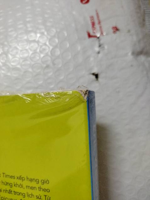 Tiki đóng gói sơ sài, 3 quyển sách mà lại bọc trong 1 lớp túi chống sốc. Đầu 1 quyển bị mài đúng cái chỗ túi thủng. Tuy nhiên nội dung sách thì quá hay, tác giả và người dịch khiến chủ đề triết học trở nên thú vị, hấp dẫn.