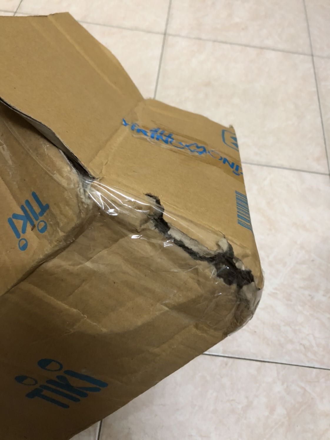 Sách mình chưa đọc nên chưa bàn đến nội dung.
Mình xin đánh giá về service của Tiki dạo gần đây:
Điểm tốt: Giao đúng hàng đúng số lượng, sách mới còn seal. Sách rẻ, mình còn mua đúng đợt mua đơn hàng tiki trading trên 360k đc tặng boxset dạy con làm giàu 13 quyển như ảnh. Rất là hời luôn.
Chê: Gói hàng sơ sài, sách chỉ được để trong hộp cartoon k bọc gì bên ngoài cả, lúc nhận hộp móp, rách, sách lòi ra cả ngoài, may mắn làm sao k bị móp, bẩn hay ướt sách :(, chỉ bị bụi chút thôi. Mình mua sách trên tiki 7 năm nay cách gói hàng của tiki vẫn vậy, hồi trước nhận hàng đến hộp cũng không móp là do hồi xưa hàng ít shipper nhẹ tay hơn, giờ nhiều hàng nên shipper hay quăng hàng, tiki mà k thay đổi cách gói thì sách rất dễ bị defect.
Tiki có thể thu thêm phí gói hàng, chứ gói sơ sài như vậy nên dạo gần đây mình cũng ít đặt sách tiki hơn :(