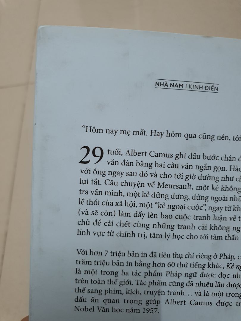 tiki chưa bao giờ làm mình ngạc nhiên vì lần nào mình đặt sách mà bìa cứng là đảm bảo biết trước sách sẽ bị dơ cả dust jacket lẫn bìa trong và góc sách bị móp méo. Nội dung mình chưa đọc nhưng tác phẩm kinh điển và có ý kiến trái chiều về dịch thuật, mình tò mò đọc thử vài trang thì thấy ổn với cách dịch này nên mua.