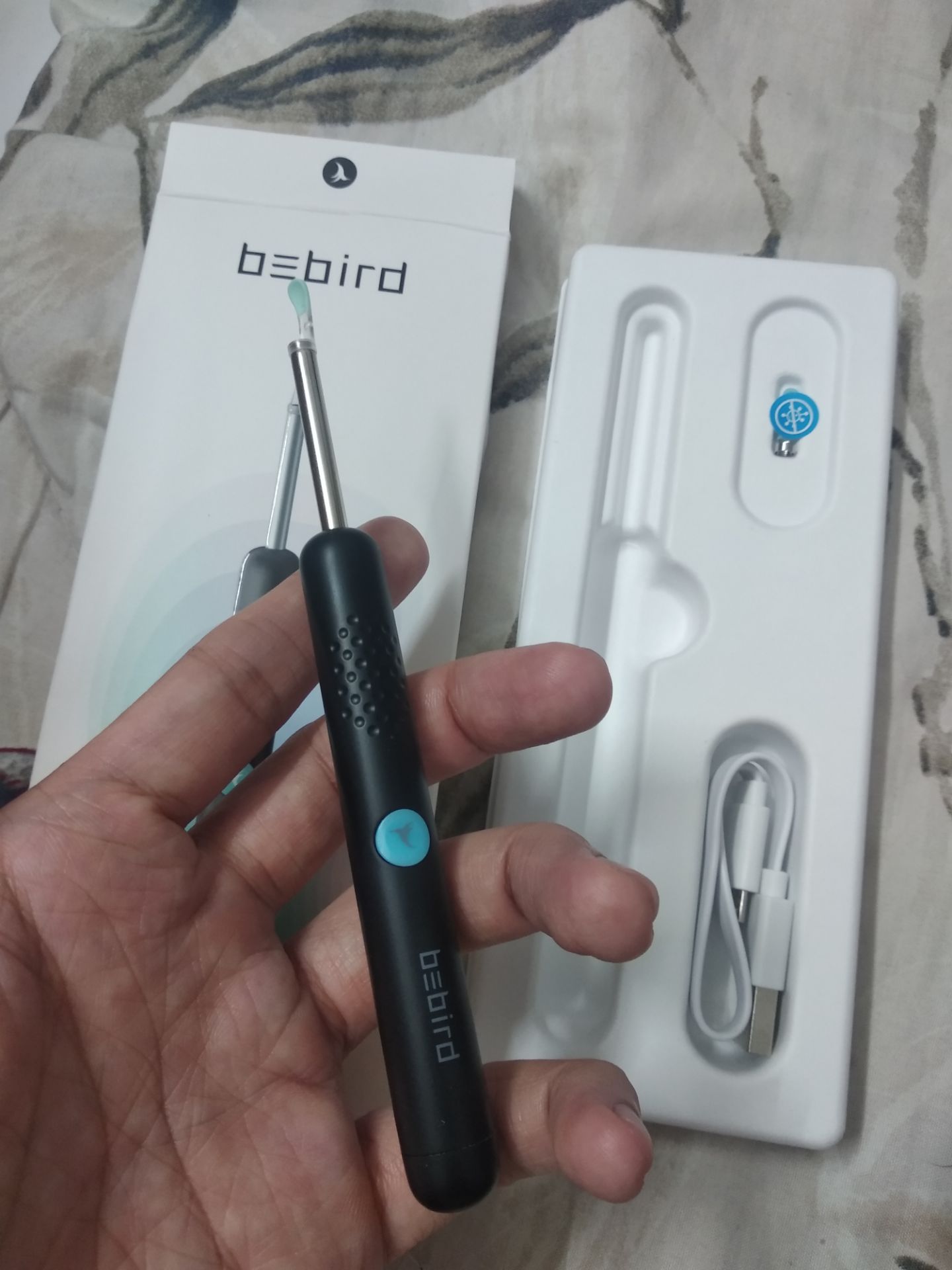 Hàng về VN hơi lâu nhưng dùng tốt lắm... dù thời lượng pin xài ko đc quá lâu... tầm 30~40 phút là phải sạc rồi. Nhưng thường chắc ko ai lấy rái tai lâu đến vậy.