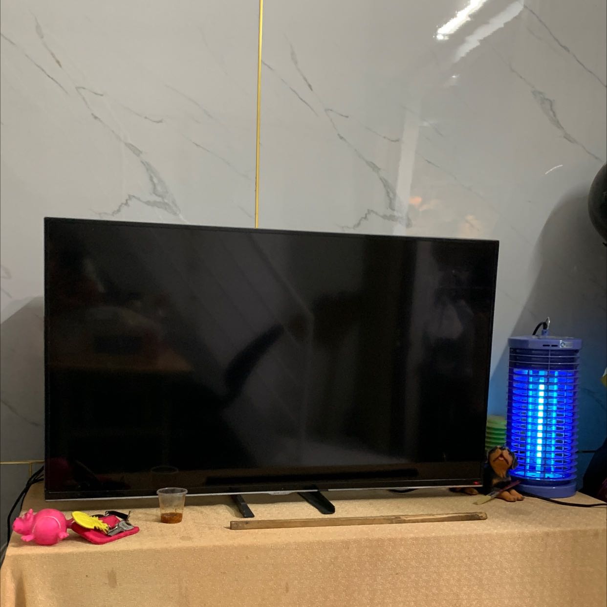 Nhà bố vợ đã từng dùng đèn này từ 2016 rồi. Nên nhớ y chang nó. Nay lướt Tiki thấy bán. Tiện thể dạo này Sài gòn mưa rồi nên nhà muỗi cũng nhiều vô kể.

Điểm cộng:
- Dễ sử dụng, HDSD đầy đủ, sử dụng bóng Philips chất lượng thì yên tâm. Khả năng bắt muỗi có vẻ ổn do cũng từng thấy hiệu quả bên bố vợ (Nãy đang xem phim nghe lẹt đẹt luôn :v)

- Chế độ bảo hành: Của Hãng là 6 tháng mà có chat với Shop & nội dung mô tả thì thấy Vũ Gia tặng thêm 2 tháng bảo hành là 8 tháng >> OK 

- Nhựa chống cháy: Lúc đầu cũng thắc mắc chỗ này. Nhưng khi tìm hiểu thì gọi là hạn chế ở mức an toàn >> OK

Điểm lăn tăn: Giá thành hơi cao chút so với các thương hiệu khác. Nhưng được cái giao nhanh & freeship. Qua tìm hiểu thì mình thấy có vẻ xứng đáng. Vì thấy giá này cũng 5-6 năm nay chỉ có giảm nhẹ >> OK 

Tóm lại: Nhà có cái vợt muỗi rồi nhưng hay hư vẫn mua thêm 1 cái kiêm luôn đèn ngủ :))

Hình ảnh thực tế sau 1 tuần sử dụng. Quá tuyệt vời.
Vote 5 sao cho sản phẩm & shop nhé.