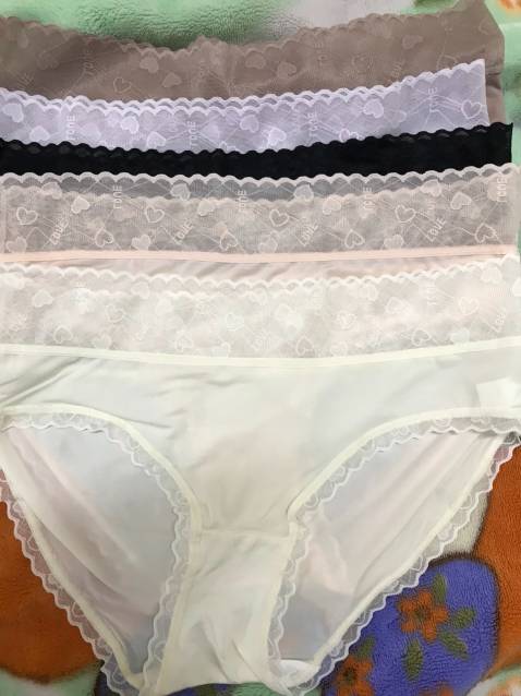 Hàng giống như mô tả.
Chất liệu lụa lạnh, cạp ren, viền ren
Màu sắc nhã nhặn
Nói chung ai thích su đúc thông hơi thì chắc chắn sẽ thích loại quần này vì nó đẳng cấp hơn