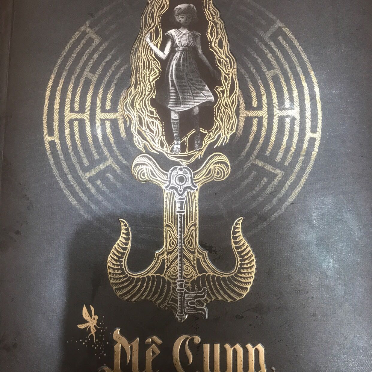 Giá tốt, sản phẩm đóng gói đẹp. Nội dung siêu hay và cuốn hút cho những người thích fanatsy vibe cổ tích nhưng vẫn ẩn chứa nhiều thông điệp sâu sắc như mình.