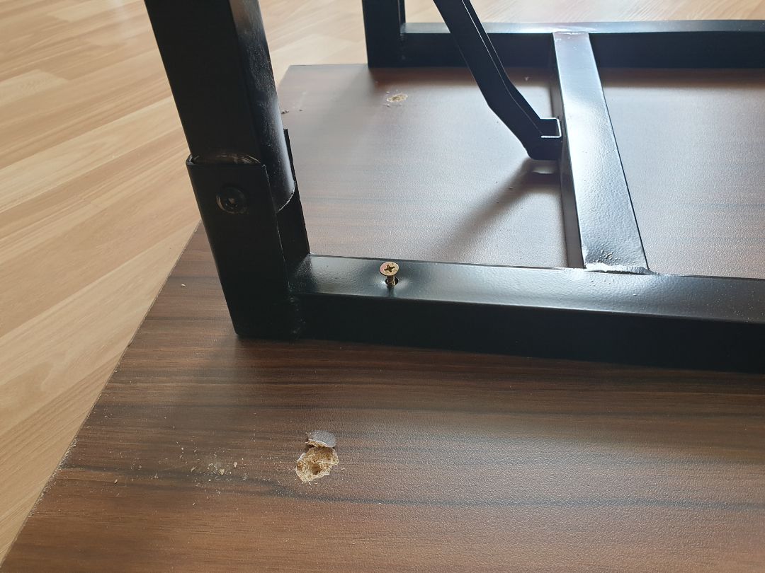 bàn mới ship tới hôm nay hòa toàn ko sử dụng được. Gỗ ván ép ốc vặn vô ko sâu chỗ vặn ốc bị toát. bàn mới ship tới hôm nay hòa toàn ko sử dụng được. Gỗ ván ép ốc vặn vô ko sâu chỗ vặn ốc bị toát.