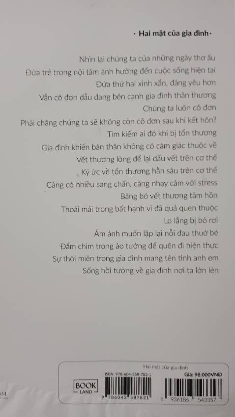 Về nội dung sách rất hay, không làm mình thất vọng. "Hai mặt của gia đình" không những dành riêng cho những người con hay các bậc phụ huynh đang giữ trọng trách lớn lao là chức vị ba mẹ mà nó dành cho tất cả mọi người. 
    
        Có ai trong các bạn từng như tôi khi đặt ra câu hỏi rằng: "Tại sao bố mẹ có tuổi thơ không mấy tốt đẹp, họ là những đứa trẻ chịu tổn thương giờ đây lại làm tổn thương con mình, là chúng ta" và ti tỉ con hỏi bạn từng đặt ra về gia đình hay chính bản thân mình. 
      
        Thì khi đến với cuốn sách này những vấn đề bạn thắc mắc sẽ được gỡ rối. À hóa ra chính những ký ức đầy thương tổn hãy trải nghiệm tuổi thơ đã vô thức tác động rất lớn đến cuộc sống sau này của mỗi người. Nếu vấn đề đó không được nhìn nhận và thay đổi thì có lẽ vòng tròn tuần hoàn ấy mãi không đến hồi kết, truyền hết từ thế hệ này sang thế hệ khác. 

          Với những lời chia sẻ chân thành, văn phòng dễ hiểu của mình Choi Hwang Hyun để đưa đến những thông tin rất bổ ích đến mọi người. Để chúng ta càng hiểu hơn về gia đình, những nguyên lý hoạt động của ký ức tuổi thơ hay cảm xúc thực tại. Khi hiểu thêm về gia đình mình bạn sẽ có thể nối lại sợi dây liên kết lỏng lẻo hay rút ngắn khoảng cách trong gia đình hơn.

 "GIA ĐÌNH LÀ NƠI NỖ LỰC BAO NHIÊU, HẠNH PHÚC BẤY NHIÊU."
 
Tại sao phải nói ừ thì đó là gia đình. Nhưng không có nghĩa gia đình nào cũng là mái ấm, ba mẹ nào cũng là người tốt. Chỉ hi vọng bạn có thể nhận ra những vấn đề của bản thân để không rơi vào vết xe đổ của bố mẹ để sau này không có những đứa trẻ đói khát tình thương.