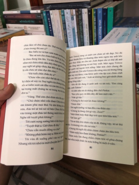 Chắc hẳn đây là cuốn sách được nhiều người đọc, vào các nhóm trên *** thấy cũng nhiều người review, thế nên mình cũng mua một cuốn. Thấy nhiều người khen quá mà mình đọc xong cứ thấy bình thường, gần như không có nhiều thứ đọng lại, tất nhiên đây là ý kiến chủ quan thôi, mỗi người sẽ có cho mình một cảm nhận khác nhau. Mình thấy câu chuyện không thật sự xuất sắc như lời đồn, tuy vậy cũng không hẳn là tệ. Mình đánh giá cuốn này 6/10 điểm. Về vấn đề bán hàng của Tiki thì không có gì để nói, hầu như tất cả sách mình đặt đều được đóng gói rất cẩn thận, rất rất ít sách bị cấn móp, nói chung okeee