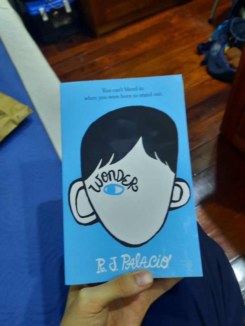 mình đặt hơi sát tết, cứ tưởng sau tết mới được ship nhưng sách đến rất nhanh luôn, sách bìa mềm, giấy trong nhám vàng, sách mới tinh nguyên vẹn không xây xước.
mình cũng mới đọc qua tầm 5 trang đầu, từ vựng không phức tạp, các bạn mới bắt đầu đọc sách ngoại văn có thể mua. mình đặt hơi sát tết, cứ tưởng sau tết mới được ship nhưng sách đến rất nhanh luôn, sách bìa mềm, giấy trong nhám vàng, sách mới tinh nguyên vẹn không xây xước.
mình cũng mới đọc qua tầm 5 trang đầu, từ vựng không phức tạp, các bạn mới bắt đầu đọc sách ngoại văn có thể mua.