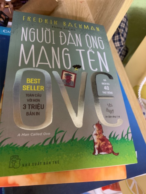 Truyện rất rất hay, một ông lão khó tính, luôn to tiếng, càu nhàu nhưng lại mang một trái tim ấm áp, một tình yêu chung thuỷ. Câu chuyện không chỉ về ông lão, mà còn về người vợ ông, một con người tốt bụng, tích cực, nghị lực và những người hàng xóm khác. Mọi thứ đưa mình từ thú vị, đáng yêu đến cảm động. Mình sẽ đọc thêm những tác phẩm khác của tác giả.