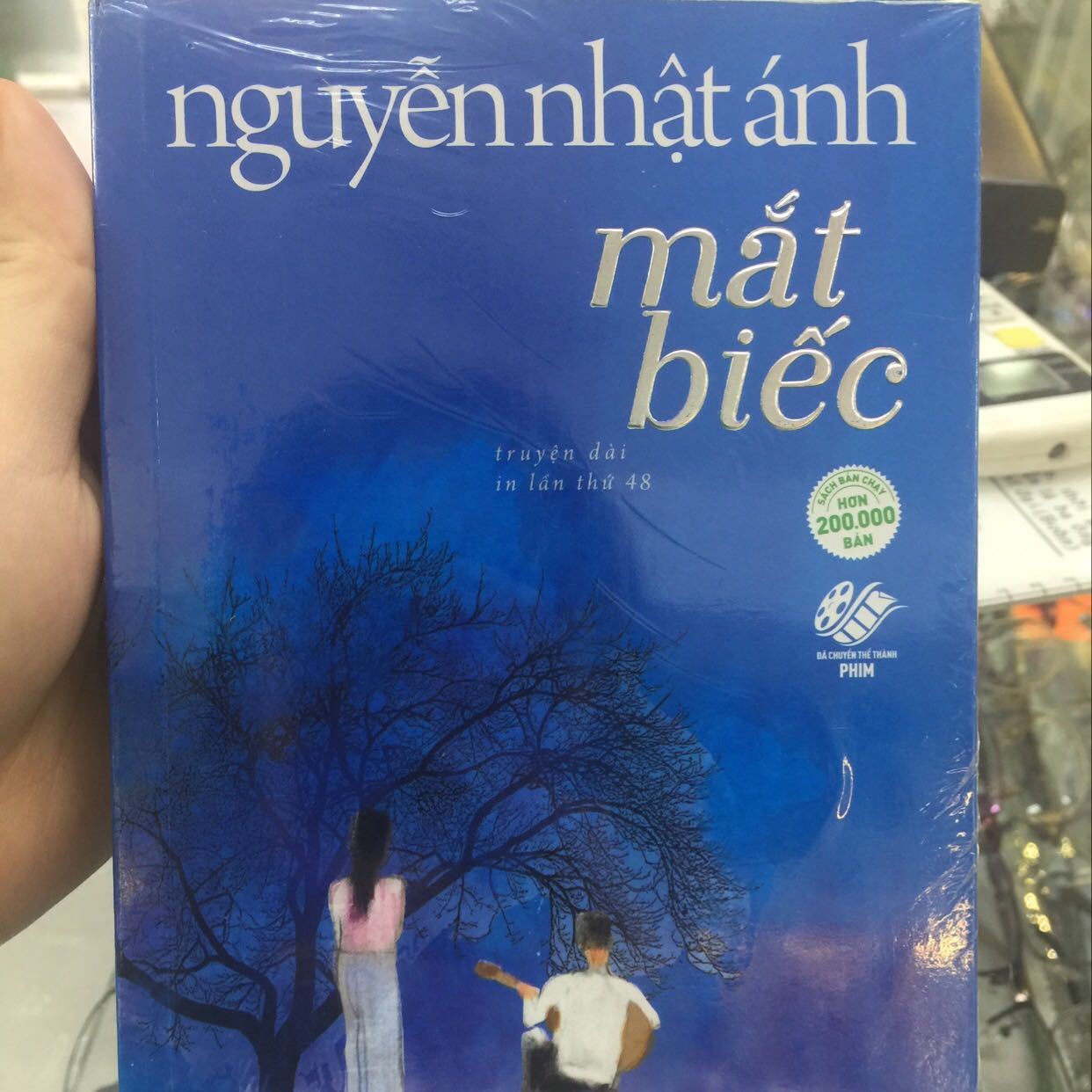 Sách được bọc cẩn thân, mình khá thích phim mắt biếc, bây giờ mới có cô hội mua cuốn mắt biếc của nguyễn nhật ánh. Khi đọc sách ông, mình tuy là một người trẻ nhưng như có cái cảm giác được bước vào một thanh xuân tươi đẹp khác, cái thứ tình cảm biết là nó sẽ rất đau lòng nhưng vẫn muốn ở trong khoảnh khắc đó