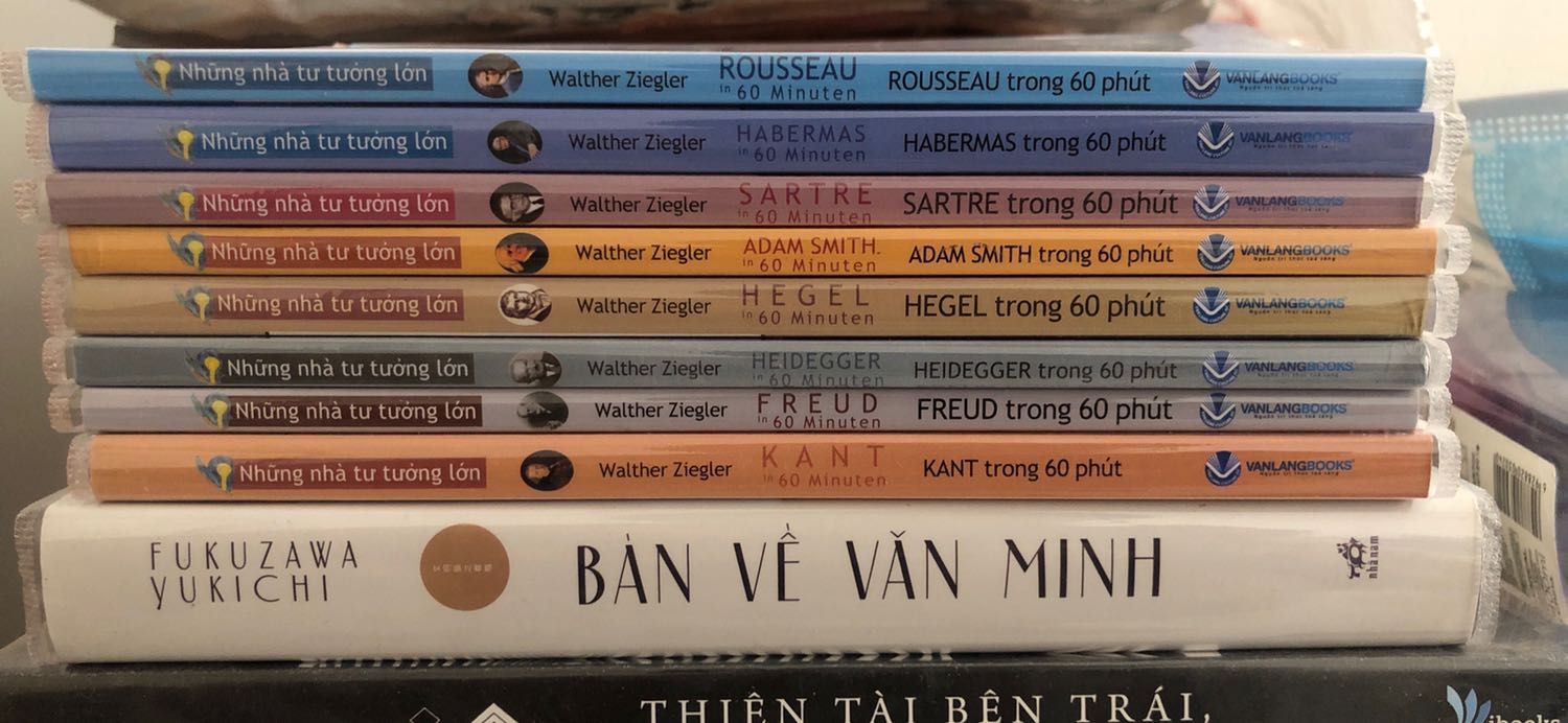 Sách đẹp, đóng gói ẩu, giấy mịn đẹp, hình in sắc nét. 
Triết gia Pháp ROUSSEAU kêu gọi chúng ta: Hãy trở về với Tự nhiên! Bởi vì trái với những "người hoang dã cao quý" ngày xưa còn tự do lang thang trong rừng, chúng ta ngày nay sống cuộc đời *** và buồn thảm. Trong những văn phòng vuông vức, chúng ta đã đánh mất những bản năng và sự tự do của mình. ROUSSEAU có lý chăng? Và chúng ta phải làm gì?