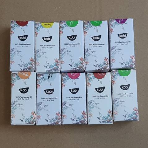 Tinh dầu thơm lắm, nhà em thích cực. Mùi thơm tự nhiên ạaa. Mùi nào củng thơm điếc mũi lun. Hàng giao đủ, bao bì đẹp, nguyên seal, được tặng kèm túyp nhỏ tinh dầu hồi khá thơm, ưng ý ạ. Điểm cộng là shop có rất nhiều loại tinh dầu, mình thấy phong phú nhất trên tiki hiện nay, có size nhỏ cho mọi người dùng thử, hợp lý! Tuy nhiên thời gian giao không nhanh lắm. Góp ý thêm với shop là nên bọc thêm 1 lớp chống sốc nữa cho an toàn, bọc 1 lớp có thể sẽ bị vỡ nếu chuyển xa đó ạ.