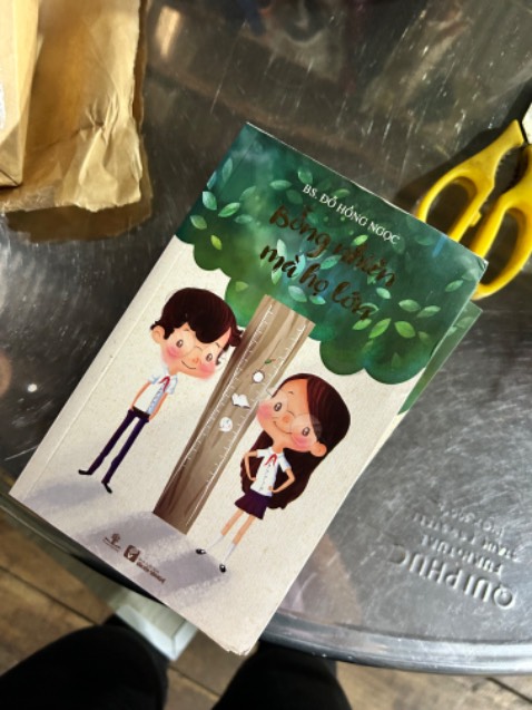 Sách bị ố vàng, mốc ẩm do khâu bảo quản không đảm bảo. Nhà sách cần thông tin tình trạng sách cho người mua trước khi giao hàng hoặc nói rõ trong phần mô tả sản phẩm về các tình huống có thể xảy ra khi nhận sách.