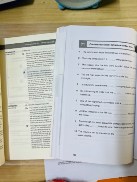Giấy màu vàng . Tuy loại này là tốt cho mắt nhưng thích loại giấy trắng hơn. Mình mua 2 quyển trong bộ 4 quyển, cách nhau 1 tuần, giấy khác nhau. Buồn.