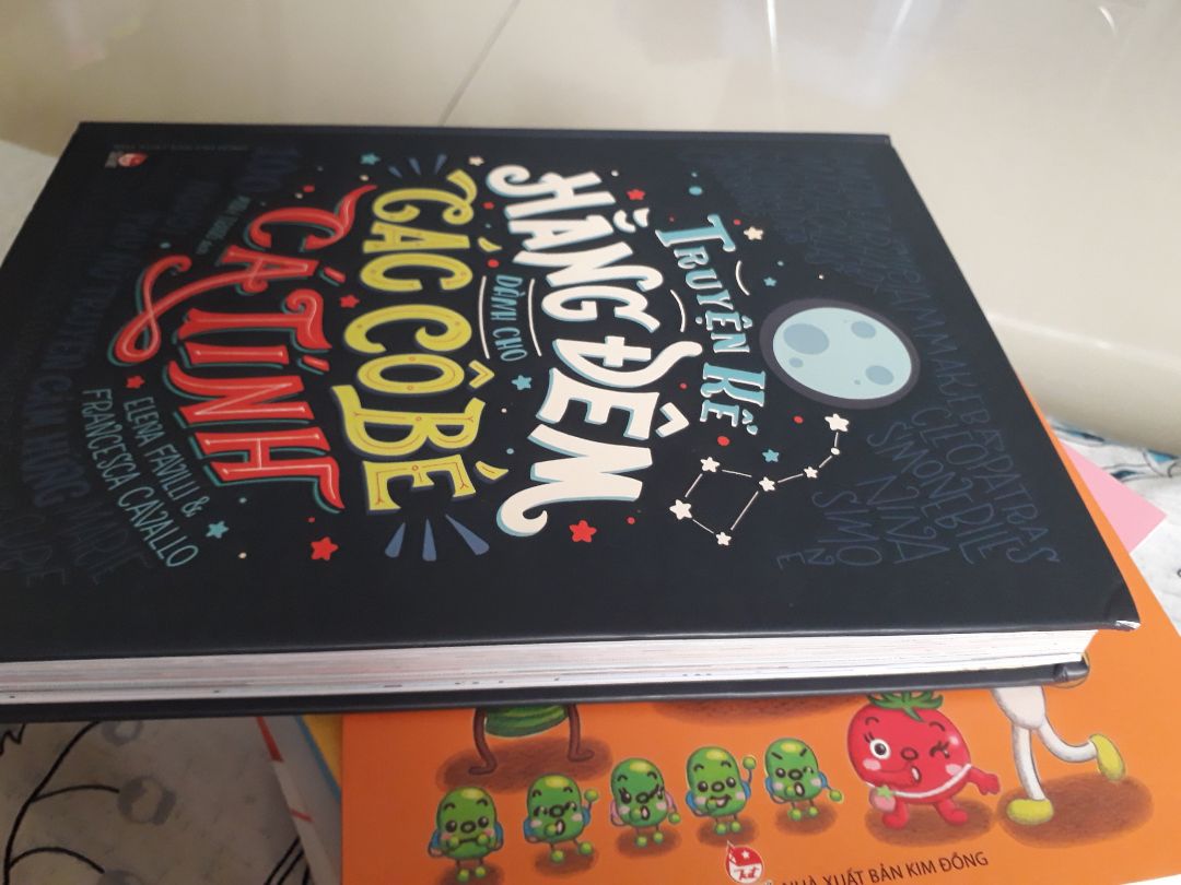 Mình luôn ưu tiên mua sách online trên tiki hơn các nhà cung cấp khác. Nhưng lần này tiki làm mình hơi thất vọng.  Bìa sách thì rách và bị gẫy, trang mở đầu thì bị dơ.