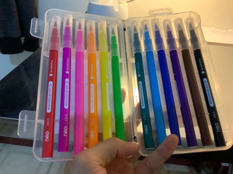 Giao hàng nhanh, màu đẹp, cọ mũi nhọn tô rất thích.