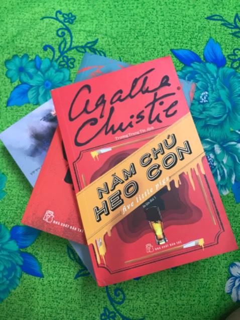 Một trong những tựa sách hay của nữ hoàng viết truyện trinh thám Agatha Christie.

Nếu bạn là fan của AC thì chẳng có lý do gì để bỏ qua.

Còn nếu bạn mới làm quen với tác giả này thì cuốn này rất thích hợp để bắt đầu.

5 nghi phạm của 16 năm trước.

1 câu đố hóc búa và đáp án vẫn đang chờ người giải.

Here we go