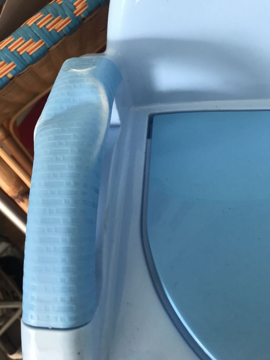 Chào Tiki!
Mình chọn mua TiKi nay cũng mới hơn 1 năm, mua cũng rất nhiều đồ. Nhưng lần đầu tiên mình không hài lòng về sản phẩm nhận được bị bể và bị móp như hình. 
Và còn dơ bụi đầy
Không hài lòng tí nào cả