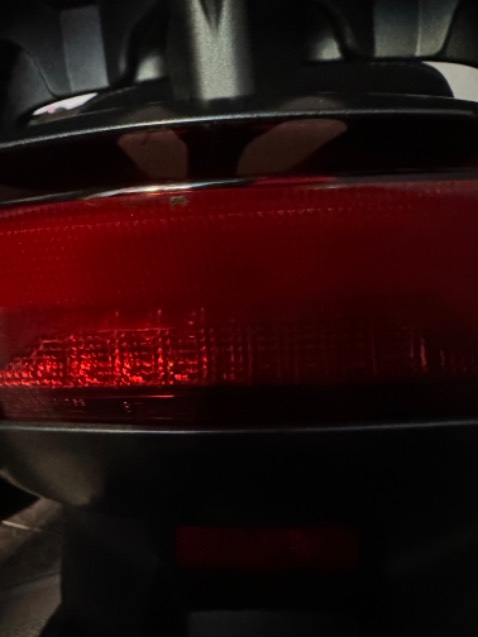 Chắc xe để trong kho dắt ra hay sao mà bị trầy tí ngay chỗ mica đèn hậu, về nhà kiểm tra kỹ lại mới thấy