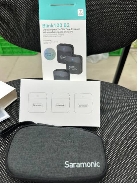 Micro saramonic 100 B2 này dòng mới khá ưng, bản này dùng cho 2 người, tương thích máy ảnh DSLR, máy quay phim, máy tính bảng, điện thoại. Thời gian sử dụng lên đến 10 giờ quá ưng.