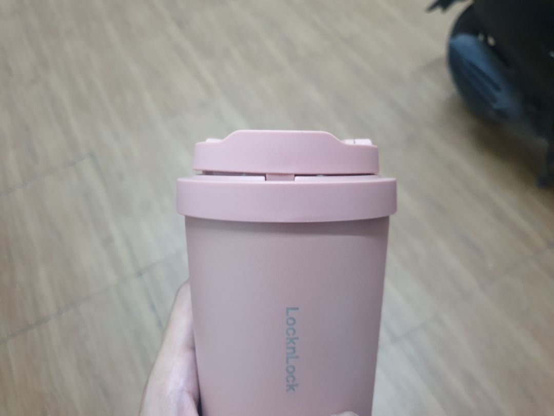 Hôm qua mình mua 1 bình về vợ thấy thích quá. Nên đặt thêm cho vợ 1 bình nữa, mà sáng nay đã giao rồi, Tiki quá tuyệt vời luôn. Gói hàng chắn chắc, shipper thân thiện nữa. Không có chỗ nào chê luôn. 5 sao cho Tiki nha ❤
Nhưng mình hỏi xíu, là bình mình nhận thì nó có hơi hở với không kín. Không biết có thể khắc phục bằng cách nào không?