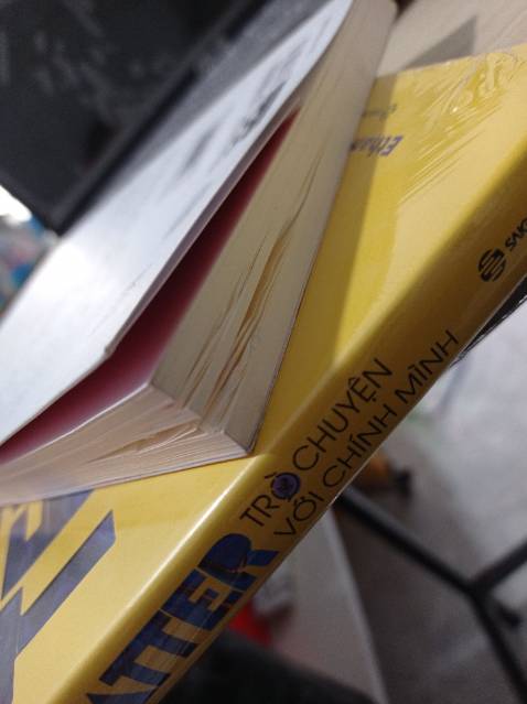 Sách cũ. Dơ cực kỳ. Ôi là trời tiki ơi làm gì vậy ạ??? Rồi để miếng bìa dô để chống sốc mà nhìn dô chắc còn sốc hơn đấy ạ. Vì hộp đựng sách to hơn sách rất nhiều, sách không có màng co nên bị ảnh hưởng nhiều. Đây là trải nghiệm mua hàng đầu tiên cảm thấy tệ hại như vậy. Đó giờ tiki vẫn làm tốt mà??? 
Hay là tại lần này thời gian giao hàng lâu, nên mới vậy?
Tôi đặt hàng ngày 22/9. Sau đó đến 16-17/10 mà trạng thái đơn hàng vẫn ở mục "đã tiếp nhận đơn hàng" thì tôi mới gửi yêu cầu thắc mắc. Thì những hôm sau đơn hàng được xử lý ngay tức khắ rồi tôi nhận được trong ngày 20/10. Haizzzz. Không biết nói sao. Là thật sự gặp trục trặc trong xử lý đơn hay là đã suýt quên đơn hàng của tôi nữa. Rồi đóng gói lần này thì như thế này...