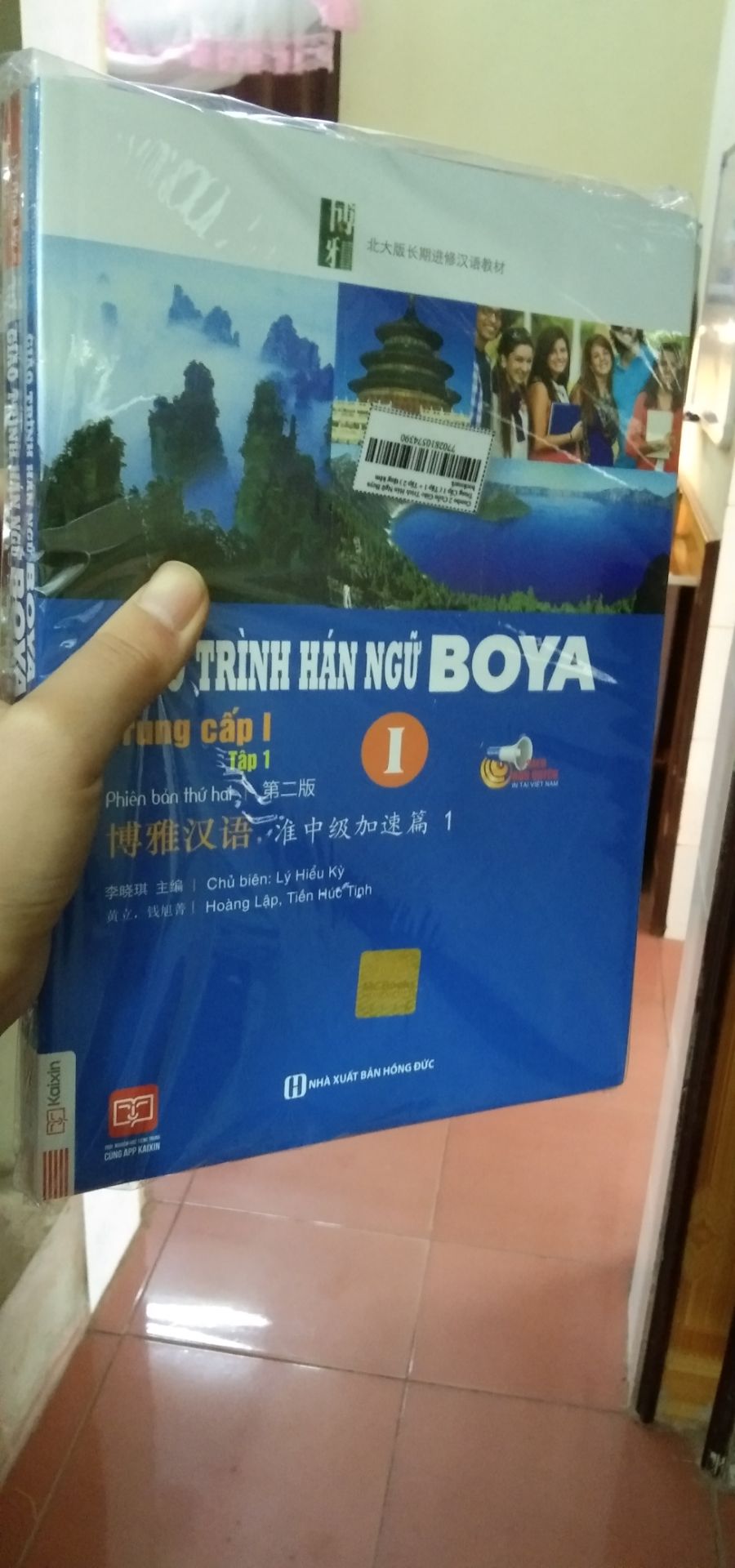 đã nhận đk hàng có kèm bookmark mà bookmark hơi mỏng. nhưng sách còn ms k bị xước hay cong gập nên cho shop 5*!!!