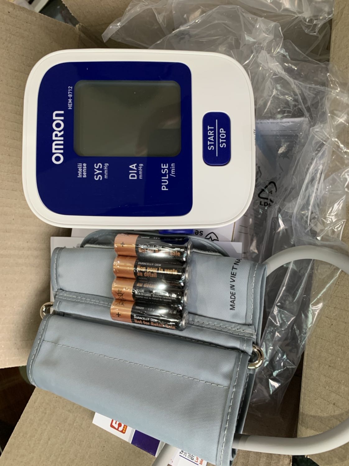 Sản phẩm dễ sử dụng, hãng Omron thì thương hiệu cũng có tiếng. Tuy nhiên, chức năng khá ít, chỉ thấy có nút start chung với stop. Không thấy bộ nhớ các lần đo trước. Nhưng nói chung cũng không quá cần thiết. Với nhu cầu thông thường thì đáp ứng được.

Về giao hàng thì tiki giao hàng rất nhanh, đóng gói cẩn thận.