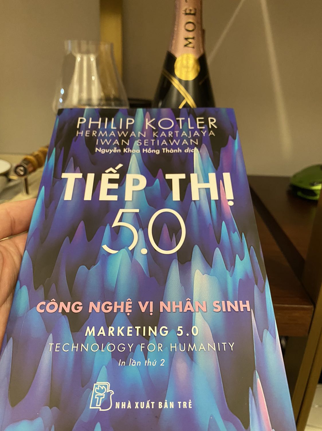 Chúng ta đang ở Thời đại 4.0 và chúng ta đang đón chào một thời đại mới đó là 5.0

hi vọng quyển sách này sẽ giúp chúng ta hiểu rõ hơn và bắt kịp được xu hướng của thời đại 

luôn yêu sách của Philip Kotler thiên tài Marketing 

Quyển sách đóng gói đẹp giao hàng nhanh