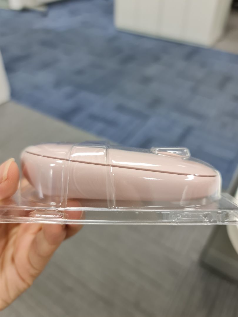 Chuột nhẹ và êm. Màu hồng rất xinh xắn. Chuột có thể kết nối bằng bluetooth hoặc bằng đầu thu nên rất tiện. Chuột hơi nhỏ và mỏng, ai mà tay to nên cân nhắc ạ. Dịch bệnh nhưng Tiki giao hàng nhanh. Giao trc so vs hệ thống 7 ngày liền :))) Mong là dùng chuột đc lâu dài nè